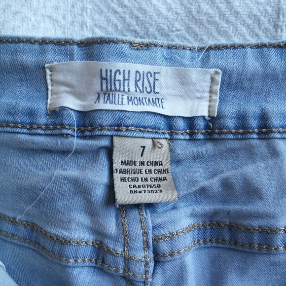 High-Waisted Denim Shorts With Lace Details - Picture 4 of 4